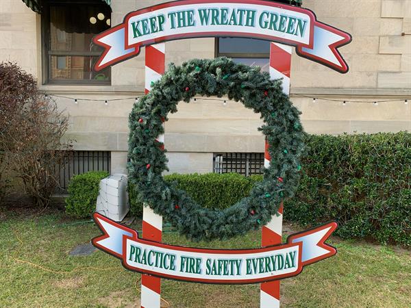 Keep the wreath green- 7 bulbs Keep the wreath green- 7 bulbs