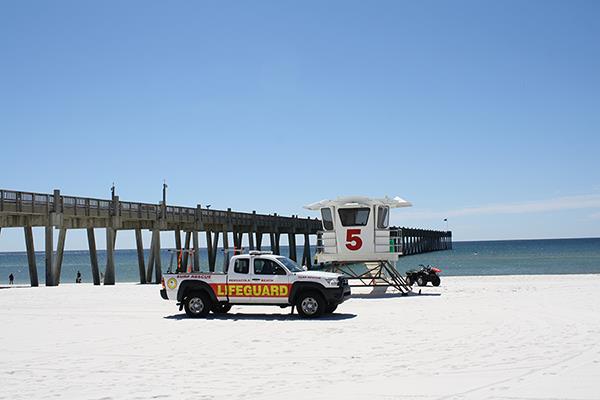 lifeguard-stand Photo of Lifeguard Stand and Truck
