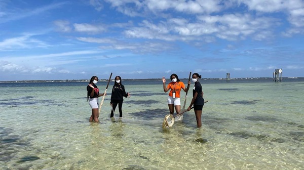 UWF Microplastics with Dixon School_photo by UWF Janosik Lab UWF Microplastics with Dixon School_photo by UWF Janosik Lab